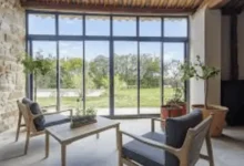 Portes-fenêtres sur mesure : style et luminosité